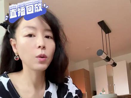 通过静坐,感受你的脉轮 今天跟大家介绍一下脉轮观想的具体方法,首先把我们的身体想象成一朵朵转动的莲花,每个地方都代表着不同的能量场,可以按照赤橙黄绿青蓝紫的顺序来记忆七个脉轮的位置。
🔴海底轮是身体所有能量的来源和基础,能够照亮我们整个身体。
🟠脐轮是我们最早和妈妈连接的地方,也是我们来到世界上最开始的营养来源。
🟡太阳神经丛轮跟我们的情绪和力量息息相关,很多情绪储存在这里。
🟢心轮代表的是慈悲,可以想象成广袤的森林。
🌐喉轮是代表表达和沟通的能力,喉轮暗淡是委屈太多没办法说出口。
🔵智慧轮正对杏仁核的位置,当你被负面情绪掌控的时候,练习它可以帮助你摆脱负面情绪。
🟣顶轮是代表我们和宇宙的联系,我们人体的每一个化学元素都是由恒星坍塌形成的,从这个角度来看,合一才是生命的真相。
之前就提到过很多关于静坐的好处,可以帮助我们提高专注力,缓解焦虑情绪,远离抑郁等。因为呼吸本身就是很好的节律运动,能够促进血清素产生。说了这么多理论知识,希望大家更能坚持静坐。
#正能量 #静坐 #冥想 #情绪管理 #自我成长