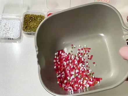 哭着分混豆了..玩的时候很开心 分的时候很狼狈..
#拼豆 #拼豆豆 #拼豆霉豆腐 #混豆 #手工