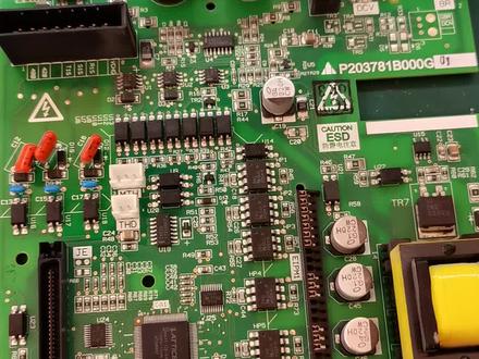 三菱电梯驱动板升级,解决故障代码111 411,电梯运行中急停故障 ........#创作灵感 #电梯维修 #老王修梯 #变频器维修