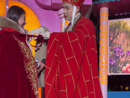 很有幸上台和闫东哥哥一起玩,人超级好演的时候也教我很多,希望大家看视频多笑哦,开心每一天#东北 #搞笑 #抽象