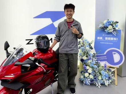 当你偷偷给男朋友买了一辆摩托车#提车vlog #张雪500rr #摩托车加油 #shoeiz8 @想见小欣