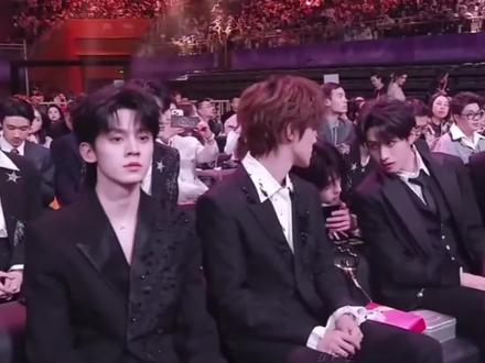 左航知不知豆自己有多不自然啊#左航 #邓佳鑫 #左邓 #微博之夜