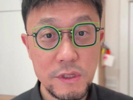 成龙是ADHD? 成龙说自己是ADHD,很多人忙着安慰:你看,ADHD也能成功。但我反而后背发凉。我想到的不是舞台,而是教室。如果他生在今天,坐不住、爱插话、注意力飘,大概率会被系统提前刷掉。成龙不是被ADHD成就的,是被一个不要求安静、不追求标准答案的环境留下来的。真正残酷的不是孩子不行,而是很多天赋型大脑,根本等不到被看见的那一天 ~ #adhd #乔校长 #家庭教育 #成龙