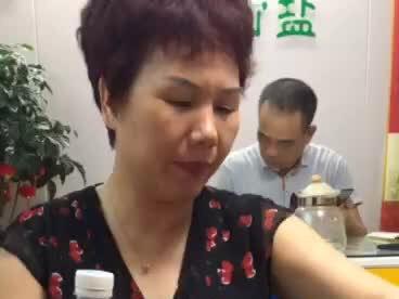 这是一款养身竹盐,碱性盐吃了对人身体有好处心脑血管病,血压高,糖尿病,癌症,肠胃病,九烤竹盐一烤竹盐都是炒菜吃