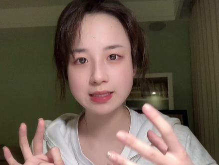 #日常唠嗑 1.上升巨蟹的人普遍会让人觉得接地气,外在气质有种担当责任感,不熟时最擅长倾听,对人温和(若太阳是风象的则熟络后会有一种反差感———话唠,幽默搞笑,很阳光,积极向上)2.外在形象多半为父母的一面镜子,哪怕不说一模一样,但很多行为特征是极其相似的3.样貌上(不会瘦得像杆,要么凹凸有致圆润型,要么肉肉脸/方圆脸显年轻,无论男女比例身形都会有曲线)3.下降摩羯(在寻觅配偶的这个过程当中,会比较侧重稳重,有担当,事业心/上进心较重的伴侣,喜欢有组织能力,领导话语权的人,当然不可过于算计或精明)#理性讨论 #上升星座 #占星 #关于十二星座的小秘密 @抖音小助手