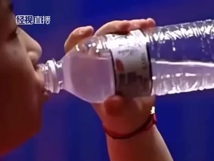 孙颖莎不到三个月里打了29场比赛,亚锦赛女团决赛中累到大口喘气。