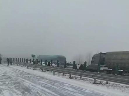 京哈高速米沙子服务区附近热电厂是第一责任人,排烟严重影响能见度几米,导致车祸现场,伤亡惨重,希望领导高度重视,避免以后发生事故#交通事故警示录 #交通安全