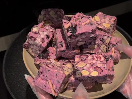 蓝莓白巧黑加仑雪花酥