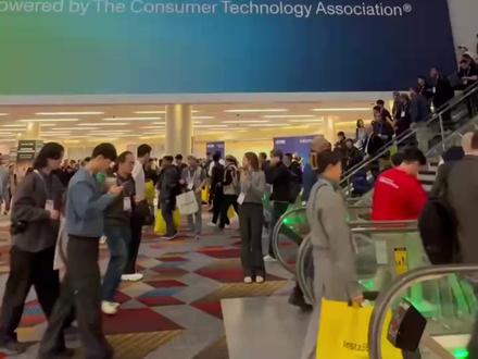 2026 CES:AI 智能眼镜,开始回到眼镜本身 2026 CES,百镜大战打响第一枪,AI智能眼镜三大趋势:先是一副好眼镜,其次才是 AI;AI 是加速器,不是救命稻草;真正刚需在会议、翻译、演讲等交流场景。Even Realities逸文科技的优势在于轻、好看、无摄像头、隐私友好,更像一副真正能戴一整天的眼镜。#逸文 #EvenRealities #ai #智能眼镜 #ai眼镜 #眼镜 #硅谷 #硅谷梅强 #CES #CES2026 #AI智能眼镜