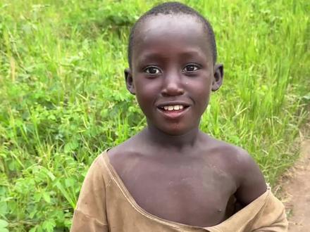 天天都想要蹦蹦,一人来一个脑瓜崩#记录非洲生活 #非洲农村 #黑人小哥