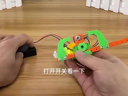 #科技小制作 #机械原理 #动手能力 #往复直线齿条 小伙伴们,今天分享一个超酷的机电一体化小制作——直线往复齿条装置!无需任何编程,纯机械结构就能实现自动往返运动,原理简单却令人惊叹!