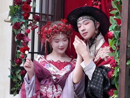 从“擦边争议”到“簪花公子”,小黄鱼用实力证明,一个人可以带火一座城#小黄鱼 #葛仙村小黄鱼 #葛仙村NPC #景区npc