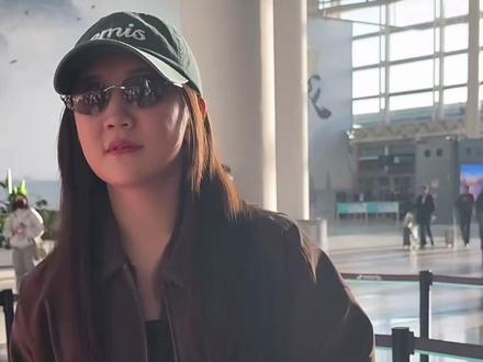 陈梦为西湖醋鱼发声 说自己在杭州每天吃一条西湖醋鱼 力挺杭州不是美食荒漠 机场迷路自嘲“走错是常态”
28日,陈梦现身杭州萧山国际机场,分享自己在杭州每天吃一条西湖醋鱼,力挺杭州不是美食荒漠。机场迷路自嘲“走错是常态”。