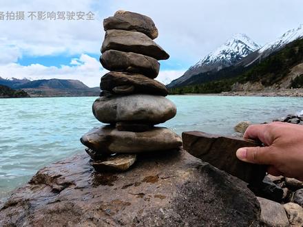 自驾西藏第五天,八宿县至波密县,今天的行程相对来说比较轻松,在然乌湖旁边的阿日村(阿惹村)停留了一个多小时,被村子里的景色吸引住不愿离开,如果你也要来这处秘境 一定要爱护环境,给村子里的孩子们多带点零食。夜宿波密县城,雪域江南 植被非常茂盛,海拔也很友好。#自驾西藏 #318川藏线 #川藏风景 #然乌湖 #波密