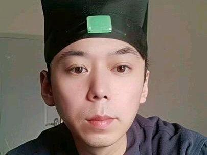 供奉神像问题解答 有的人德行不够,品行不够,他自身看不出来问题,他也在家里供奉这些神像。这会儿家里边儿招灾惹祸了,他就会埋怨神向最后报的不相信更讨厌把神像送走。所以自身德行没有善心善念,你供任何神像也没有任何意义,也不会来。所以要有正心正道,别为目的而去供,达不到就来气。那是白扯