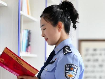 康县公安户籍窗口助力中高考 服务在身边 考试期间在考点设立户政便民服务点,方便为考生答疑解惑及办理相关证明,全力保障考生用证需要,确保高考顺利进行#高考 #康县公安 #护航高考
