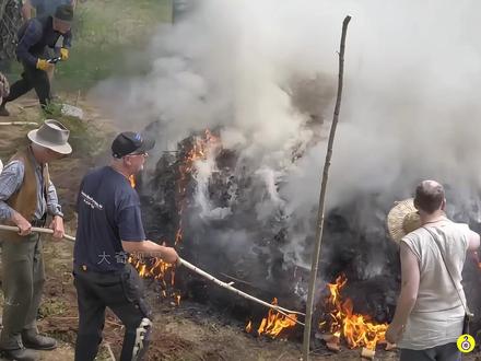 木焦油传统方式制作 #制作过程 #手艺人 #纪录片