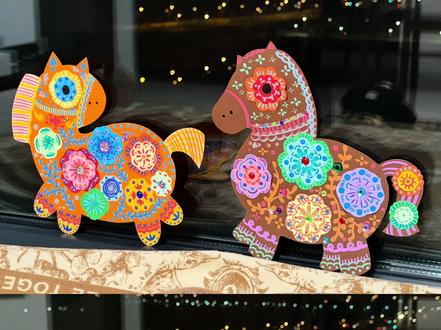 🐎马年手作|用剪纸来装饰福气小马啦~
4+宝宝🉑完成✅
折纸部分和剪纸部分,小朋友都可以很好的完成~
带着小朋友一起做,满满的成就感~
装饰部分真的解放老母亲,自己能画上半天!
#马年手工 #新年手工 #新年手工制作 #幼儿园新年手工 #亲子新年手工