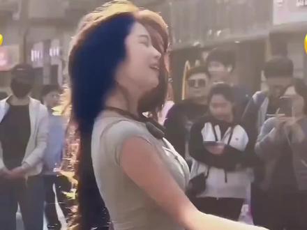 秋舞治愈心事,岁月不问沧桑 不必纠结得失荣辱,静观岁月流转
心无牵绊,自在如风
#落叶飘舞蹈 #秋秋落叶飘 #凡人歌 #氛围感舞蹈 #男人心事