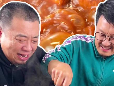 没人能拒绝得了的大肘子拌饭,软糯多汁,黏黏糊糊,一口下去有饭又有肉,真是一吃一个不吱声。#肘子拌饭 #二婶做美食 #肘子