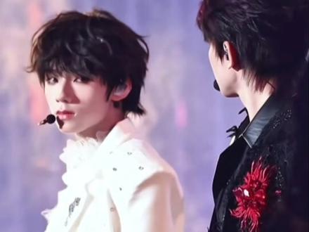 出了楼才发现 外面的人都很珍重这份感情#愚人节 #愚人节站姐团建 #橹穆 #那又怎样 #lm