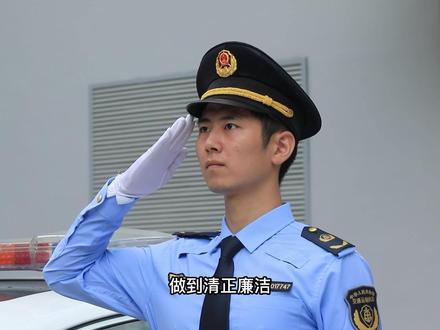 【全省高速公路路政执法队伍完成换装】8月11日上午,陕西省高速公路路政执法队伍制式服装换装仪式在西安举行。省交通运输厅党组书记、厅长王海鹏讲话并为省高速公路路政执法总队授队旗,厅党组成员、副厅长戴滨华主持仪式,省高速公路路政执法总队总队长陈拴会作表态发言。厅机关有关处室负责人、省高速公路路政执法总队领导班子成员、总队第一至第十一支队支队长,总队机关、总队各支队、路政大队相关人员参加换装仪式。
新式制服和标志包括帽类、服装类、鞋类、标志类等4大类18小类。主色调为藏青色,臂章通用图案由盾牌、松枝及“中华人民共和国交通运输执法”字样组成,整体彰显执法的权威性。盾牌内图案由方向盘、锚、缆绳组成,象征公路、水路交通运输,整体表达交通人守护交通安全的理念。
此次换装涉及总队机关、总队第一至第十一支队、85个路政大队共776人,是深化全省高速公路路政执法改革、完善交通运输治理体系建设的重要举措,也是推进执法队伍法治化、规范化、正规化建设的一件大事,标志着我省高速路政执法工作站在新的起点,迈入新的阶段。(通讯员:杜鹏)