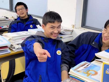 zwj在线讲解学校生存小妙招~#可爱的学生 #校园生活 #老师 #高中