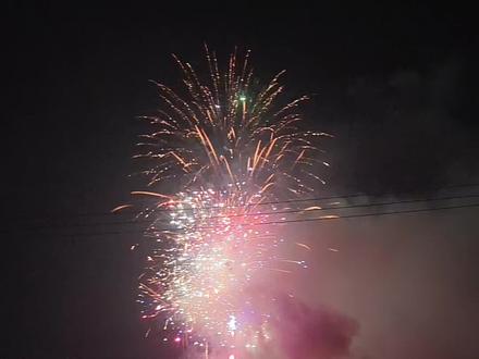 30万的烟花🎆,轰动整个西燕街。都是西燕的非洲老板们捐款,给家乡的父老乡亲们,观赏。