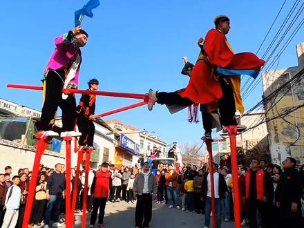 高跷好看但是也有风险,今天下午1987高跷队在仲宫的演出中不慎摔倒,扶起后再次摔倒,顽强的小伙后续又参加了表演。#拍摄现场直击 #人山人海太热闹了 #传承地方民俗文化 #演出现场拍摄 #踩高跷