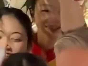 英媒:首相在中国吃“致幻蘑菇”,斯塔默携140人吃云南菜