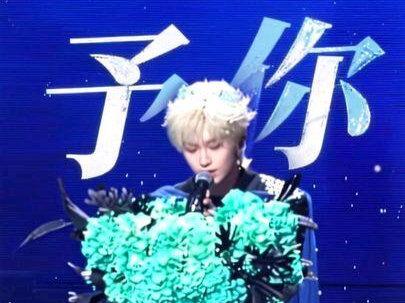 好听的我要哭了,谁来懂一下张子墨直拍《予你》#张子墨 #荣耀之战 #张子墨予你舞台 #予你 #解药