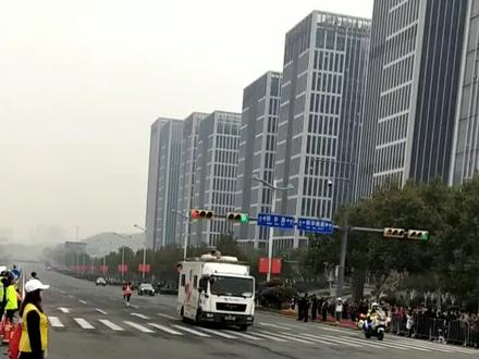 济南泉城马拉松第一名第二名36公里处,坡度太长,感觉也累了!