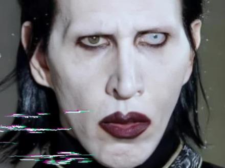 人们对超级富二代的理解尚不足1%
时尚圈等了二十年,终于等到摇滚魔头和暗黑顶流合体。57岁的摇滚巨星玛丽莲·曼森为ERD 2026秋冬大秀拉开序幕。
-
在这个人人都想被喜欢的时代,ERD偏偏鼓励:不取悦任何,包括自己。#抖音风格实验室 #hello时尚季 #时尚开放麦 #erd #忧郁的富二代