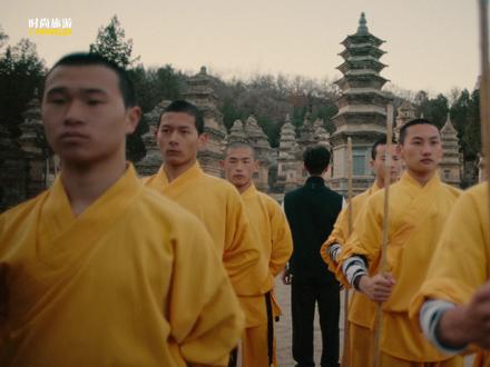 河南人,总有不为人知的“两下子”。
是十八道工序熬煮一碗胡辣汤的讲究,是十年如一日打磨一套太极剑的韧劲。
河南人,因工夫,成就功夫。
一招一式、一山一石、一饭一蔬,处处皆是独属于中原大地的功夫传奇。
我们在河南读懂的“功夫”,从不是锋芒外露的招式,
是一种生活态度,是关于“内力”的叙事。
《时尚旅游》携手青年演员曹骏@曹骏 邀你共赴中原,做个有“功夫”的人。
@河南省文化和旅游厅 @郑州文旅 @焦作文旅 #中国功夫焕新之旅 #功夫山河志 #曹骏时尚旅游封面 #曹骏
✨内涵彩蛋:曹骏亲荐河南美食清单!烩面、胡辣汤…速来打卡同款舌尖滋味~