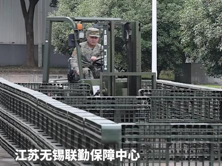 硬核现场!看后勤兵如何驾驶叉车完成“毫米级”精准作业。