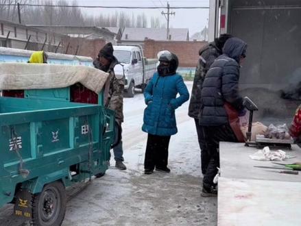 老孟顶着大雪卖猪肉,竟然遇到大客户了,这大哥一下买五百块钱的#猪肉价格#赶集#下雪了 #猪肉 #记录真实生活