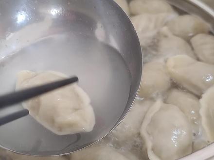 为什么鲜水饺煮熟皮会硬?记住面点师制皮技巧,汤清澈久煮不烂 #鲜水饺 #美食教程 #饺子 #水饺 #面食