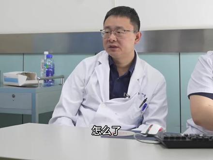 肛门周围突然冒出小疙瘩,别慌!可能是常见的皮脂腺囊肿在作祟。它多因皮脂腺导管堵塞,皮脂逐渐淤积形成,外观像黄豆至蚕豆大小的隆起,表面光滑,按压时可能有轻微痛感或无明显不适。要注意这 3 点别踩坑:1.别乱挤! 盲目挤压可能引发感染,导致红肿、化脓;2.别误诊! 需与肛周脓肿、脂肪瘤等鉴别,建议通过超声检查明确性质;3.治疗有讲究! 无症状可观察,若反复感染或逐渐增大,需要及时就医来确定病症!曾有患者因久坐摩擦导致囊肿感染,就医时已形成脓肿……医生提醒:保持肛周清洁、避免久坐压迫,发现异常包块及时就医,别让小囊肿变成大麻烦!我是肛肠医生裴铁民,祝大家身体健康,排便通畅!#健康 #医学科普