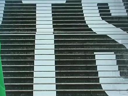 BTS演唱会前夕,酒店消防隐患引关注 BTS复出演唱会即将来临,首尔光化门广场预计将有数十万人前往。韩国政府高度重视安全问题,已指示有关部门和地方做好万全准备;韩国警方已提升安全警备等级。火灾隐患却让人心慌!随着大量外国游客涌入,韩国的某些酒店却因消防安全问题引发关注。上周末,一家胶囊酒店发生大火,三名外国游客重伤,令人痛心。这些酒店空间狭小,且有些是无人值守,缺乏必要的安全指引。游客们在入住时并未得到有效的逃生信息,甚至连紧急出口都被家具堵住。为此,韩国消防部门已启动紧急检查,确保消防设施正常运作。专家呼吁,酒店应提供多语言的安全指引,确保游客在紧急情况下能迅速逃生。演出当天,韩国将启动国家消防动员令,调动八百名消防人员,确保安全。
#韩国 #奋韩热点 #热点新闻 #韩国新闻 #韩国生活