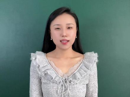 🚦 美术面试绝招 · 助你一路绿灯 💡 抽到完全不会的题 · 三步自救
✨ 上期我们聊了怎么动脑搭建试讲框架,这一期继续陪你深入美术教师的角色,学习怎么用三步自救法快速稳住阵脚、找到切口、自然展开一堂有美术味的试讲。不是模板套路,而是一套可以灵活迁移的思考路径。
🎯 如果现阶段你的感觉是:导入生硬像念稿、互动走流程没温度、课程不知道怎么设计出亮点,或者总担心自己的试讲少了新课标强调的审美感知与艺术表现……别担心,这些恰恰是我可以帮你理顺的点。
💚 好的美术试讲,从来不是完美无缺的表演,而是让考官看到,你是一个眼里有学生、心里有美育的老师。
☀️ 每天 8:30 直播照旧,真题解析、连麦陪练,即时打磨你的试讲逻辑和语言表现力,帮你把方法真正长在自己身上。
👇 有任何美术教资 / 考编面试的小困惑,尽管发在评论区,我会一一回复~
关注我,陪你用踏实又高效的方法,稳稳上岸💪
#高中美术教资面试 #初中美术教资面试 #小学美术教资面试 #美术无生试讲 #美术教师资格证面试