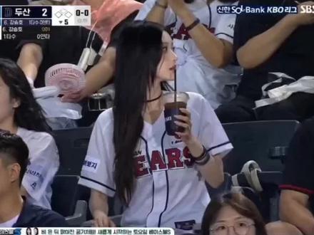 韩国棒球开球女明星 韩国棒球原图 棒球比赛ai指令 韩国棒球大屏ai视频教程 韩国棒球大屏视频 韩国ai棒球 韩国棒球ai豆包 #韩国棒球女神ai生成指令 棒球女神ai生成指令 韩国棒球女神ai指令 棒球赛ai指令大全 韩国棒球开球ai指令 ai篮球赛指令 #韩国棒球赛上大屏幕教程来了 再韩国看棒球赛上大屏幕教程 韩国棒球赛ai指令韩国棒球赛ai指令教程 棒球赛ai指令大全棒球赛ai指令教程韩国棒球赛上大屏幕ai指令韩国棒球赛上大屏幕ai指令教程 #即梦AI #AI分身戏精大赛 #我的AI分身杀疯了