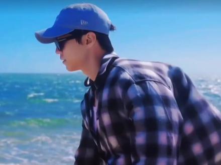 谁还没有听《无人乐园》 我在9:21分进入无人乐园,在17:21分找到你##热门 #王俊凯 #无人乐园 #新歌上线 #小螃蟹