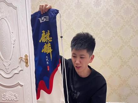 威臣麒麟开箱视频 #羽毛球#羽毛球球拍#羽毛球装备测评