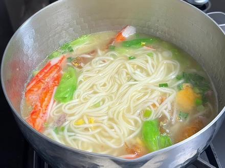 这个季节不知道给孩子吃什么的,可以煮一碗简单营养的山药面,美味又好吃,吃完小肚肚暖暖的很舒服#早餐吃什么 #山药面 #我的厨房日记 #鸡蛋面