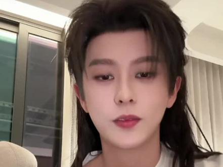 刘润铭也太好了吧,居然给自己员工送圣诞礼物,女员工幸福激动得感谢这个又帅又好看的老板……#刘润铭 #娱乐 #刘润铭直播 #刘润铭古装 #刘润铭的礼物