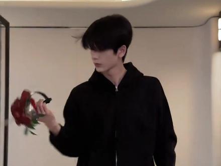 张凌赫的实力还是太权威了#张凌赫#ELLE四月刊张凌赫封面#时尚#杂志#娱乐评论大赏