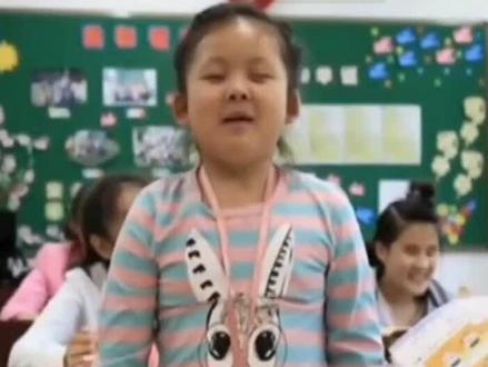 为坚强的小女孩高雅点赞,为在孩子身后默默付出的妈妈点赞!@抖音小助手