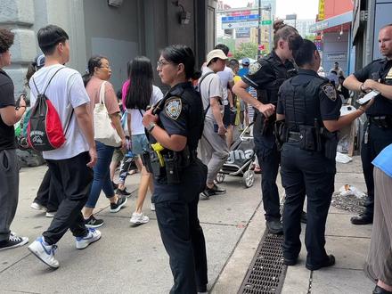 纽约法拉盛,警察缴地摊,1000美刀大罚单,华人小贩拼死反抗