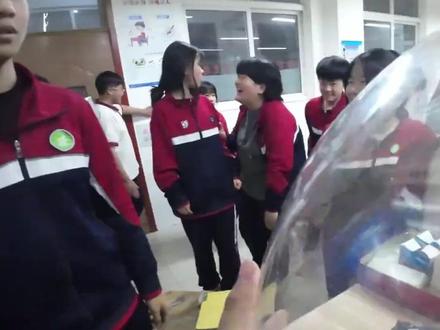 地理老师开脑洞教学,用鱼缸+大屏幕拍出“太空登月”大片。寓教于乐,有创意!