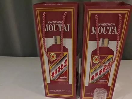 ✨封酒仪式|简单又好看的保姆级教程
准备工具:剪刀、小刀、试饮杯、热缩膜、吹风机、封酒贴
1️⃣试饮杯扎小孔,扣住瓶口防跑酒伤标签
2️⃣套酒瓶热缩膜,吹风机加热定型,膜上也要扎孔透气
3️⃣酒盒套膜加热,盒盖缝隙划开透气
4️⃣贴上专属封酒贴,仪式感拉满~
一瓶封存,岁岁无忧❤️
#周岁封酒仪式 #封酒仪式 #茅台